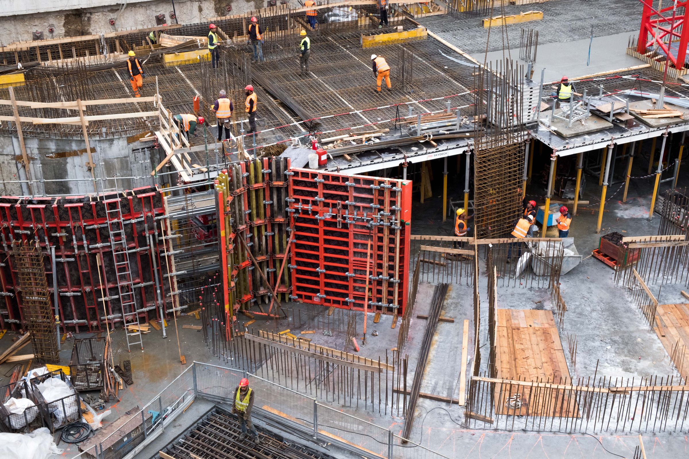 Large workforce across a construction site